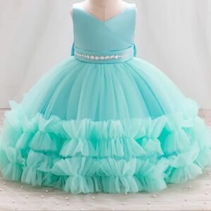 Elegant Mint Green Dress With Rhinestones At The Waist